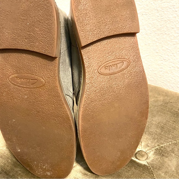 Clark Boots Mens 7M Women 9 Grey Suede Chukka Rubber Sole - Picture 9 of 10